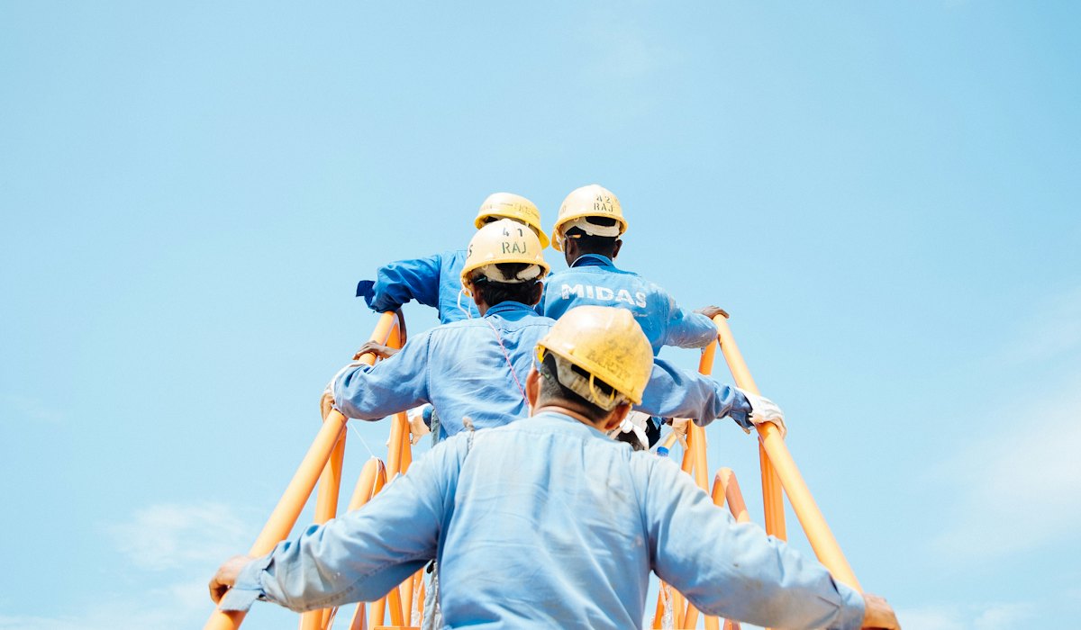 Equipo de trabajo con cascos de seguridad en una estructura industrial